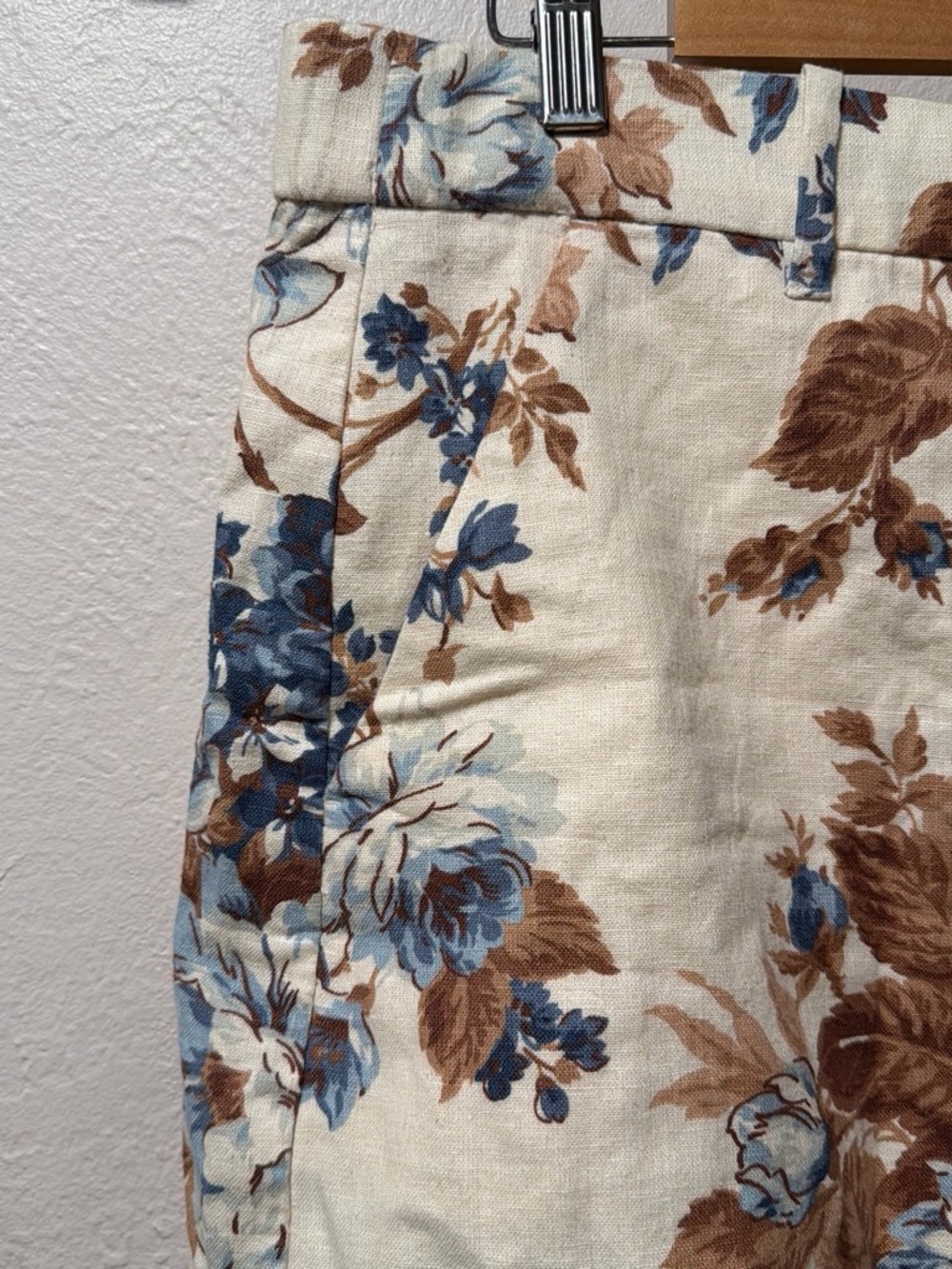 Abercrombie& Fitch Linen-blend floral tailored shorts. - Picture 2 of 4